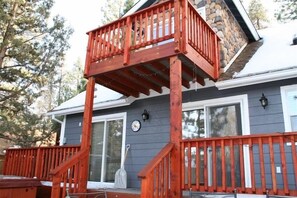 A house with a wooden deck and a stone chimney. - Bear mountain resort 5bd 3 bath sleeps 2600 sq (Big Bear Lake)