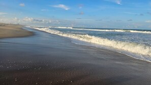 Sulla spiaggia, lettini da mare, teli da spiaggia