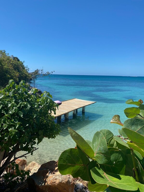 Plage, chaises longues, serviettes de plage