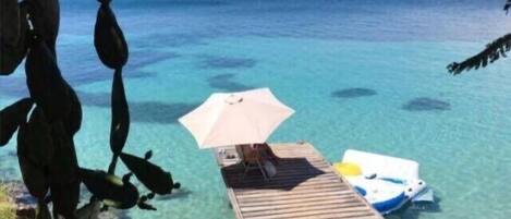 Plage, chaises longues, serviettes de plage