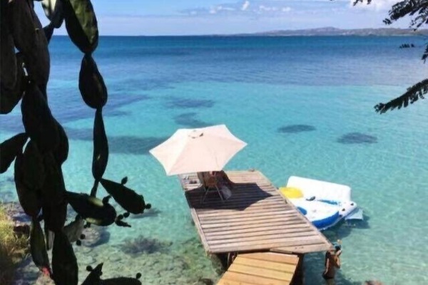 Na praia, espreguiçadeiras, toalhas de praia