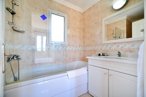 Villa, vue sur le jardin | Salle de bain | Baignoire et douche séparées, baignoire profonde