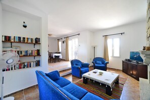 Villa, vue sur le jardin | Salle de séjour | Téléviseur ACL, foyer, console de jeux vidéo, lecteur de DVD