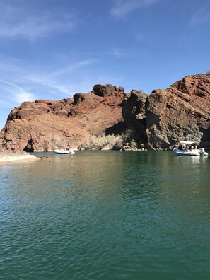 Beach nearby, beach towels - Beautifully updated Queens Bay Condo with exceptional view (Lake Havasu City)
