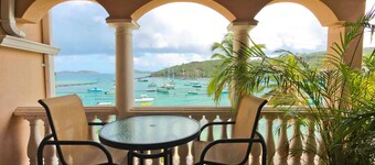 Grande Bay SURFSIDE Studio, Beachfront, Perfect View/Location