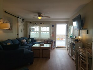 Smart TV, caminetto, lettore DVD