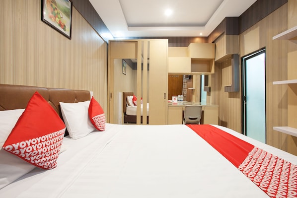 Standard Double Room | Desk, free WiFi, bed sheets - OYO 164 Ang's Residence (Surabaya)