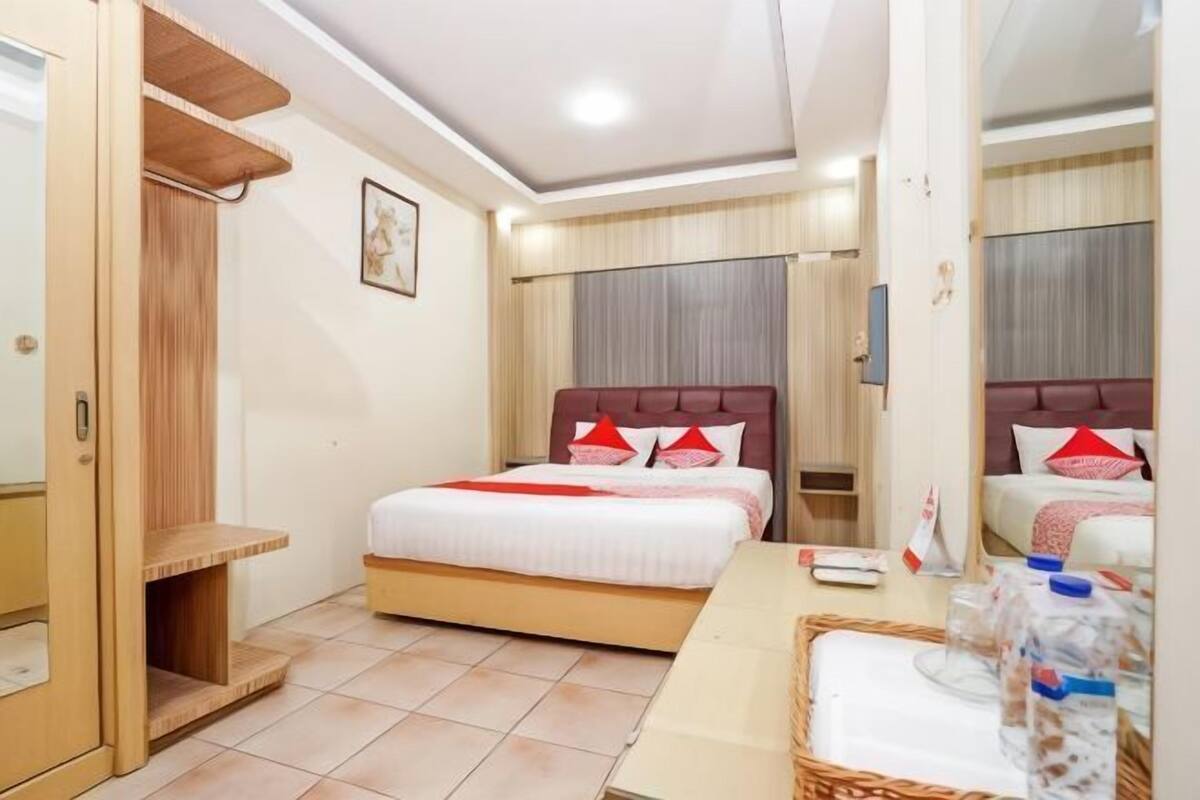 Desk, WiFi (free), bed sheets