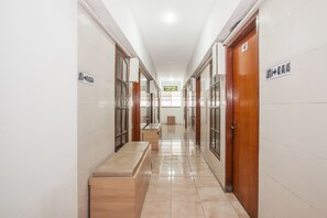 Hallway - OYO 164 Ang's Residence (Surabaya)