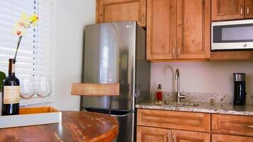 Kjøleskap, mikrobølgeovn, kaffetrakter/tekoker og brødrister