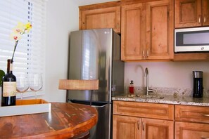 Réfrigérateur, micro-ondes, cafetière/bouilloire, grille-pain