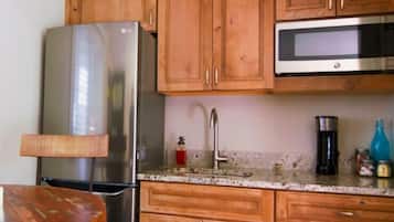 Refrigerador, microondas, cafetera y tetera y tostadora