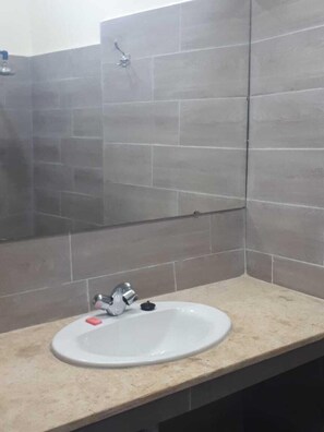 Habitación doble, baño privado | Lavabo del cuarto de baño