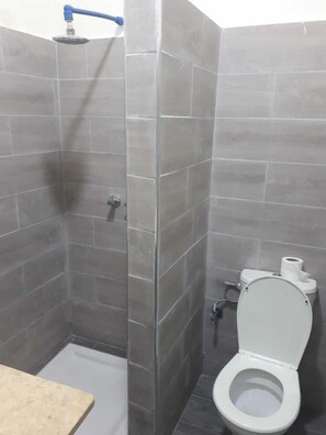 Comfort-Doppelzimmer | Badezimmer | Dusche, Regendusche, kostenlose Toilettenartikel, Handtücher