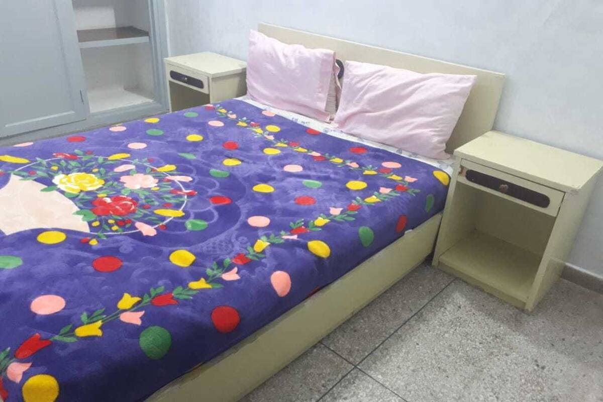 Habitación doble, baño privado | Escritorio, cortinas opacas, camas supletorias gratuitas y ropa de cama