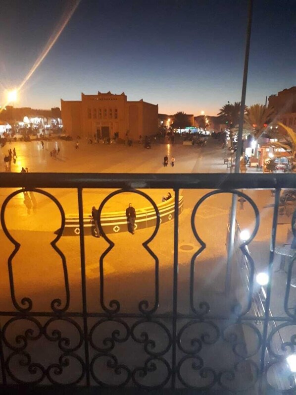 Habitación doble, baño compartido | Balcón