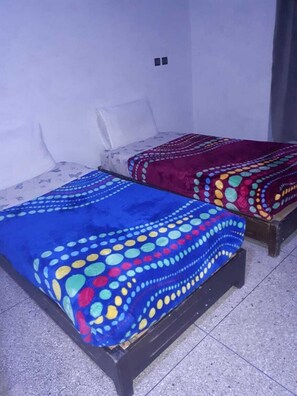 Habitación doble, baño compartido | Escritorio, cortinas opacas, camas supletorias gratuitas y ropa de cama