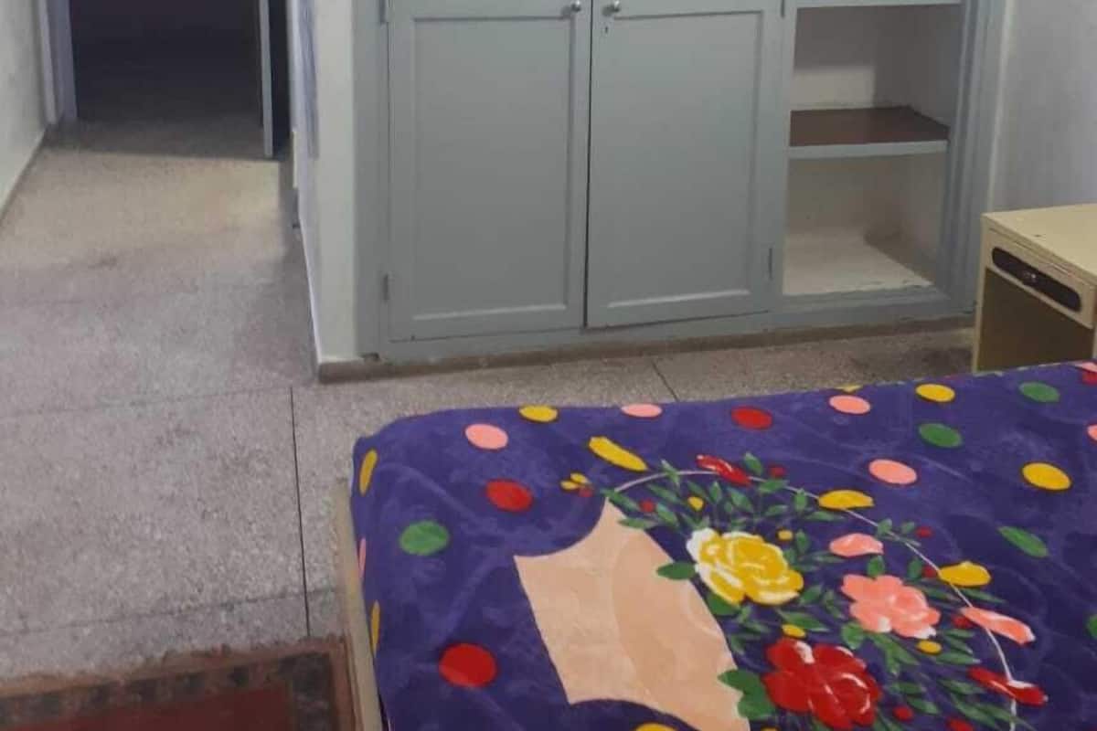 Habitación Confort doble | Escritorio, cortinas opacas, camas supletorias gratuitas y ropa de cama