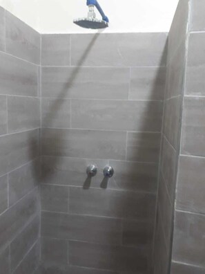 Habitación doble, baño privado | Baño | Ducha y cabezal de ducha tipo lluvia