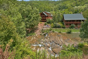 Exterior - Mountain View Pool Lodge Cabin (Sevierville)