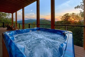 Outdoor spa tub - Mountain View Pool Lodge Cabin (Sevierville)