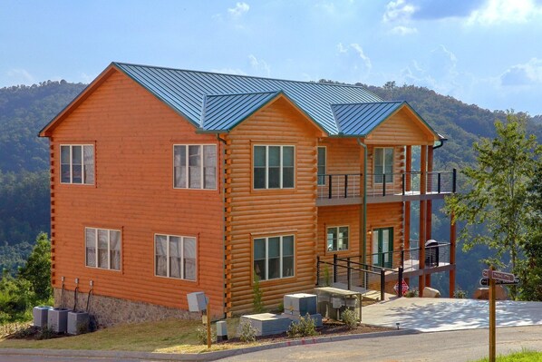 Exterior - Mountain View Pool Lodge Cabin (Sevierville)