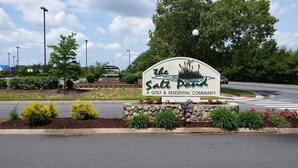 Een bordje voor 'The Salt Pond', wat aangeeft dat het een golv- en woonwijk is.