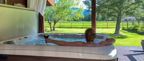Outdoor spa tub