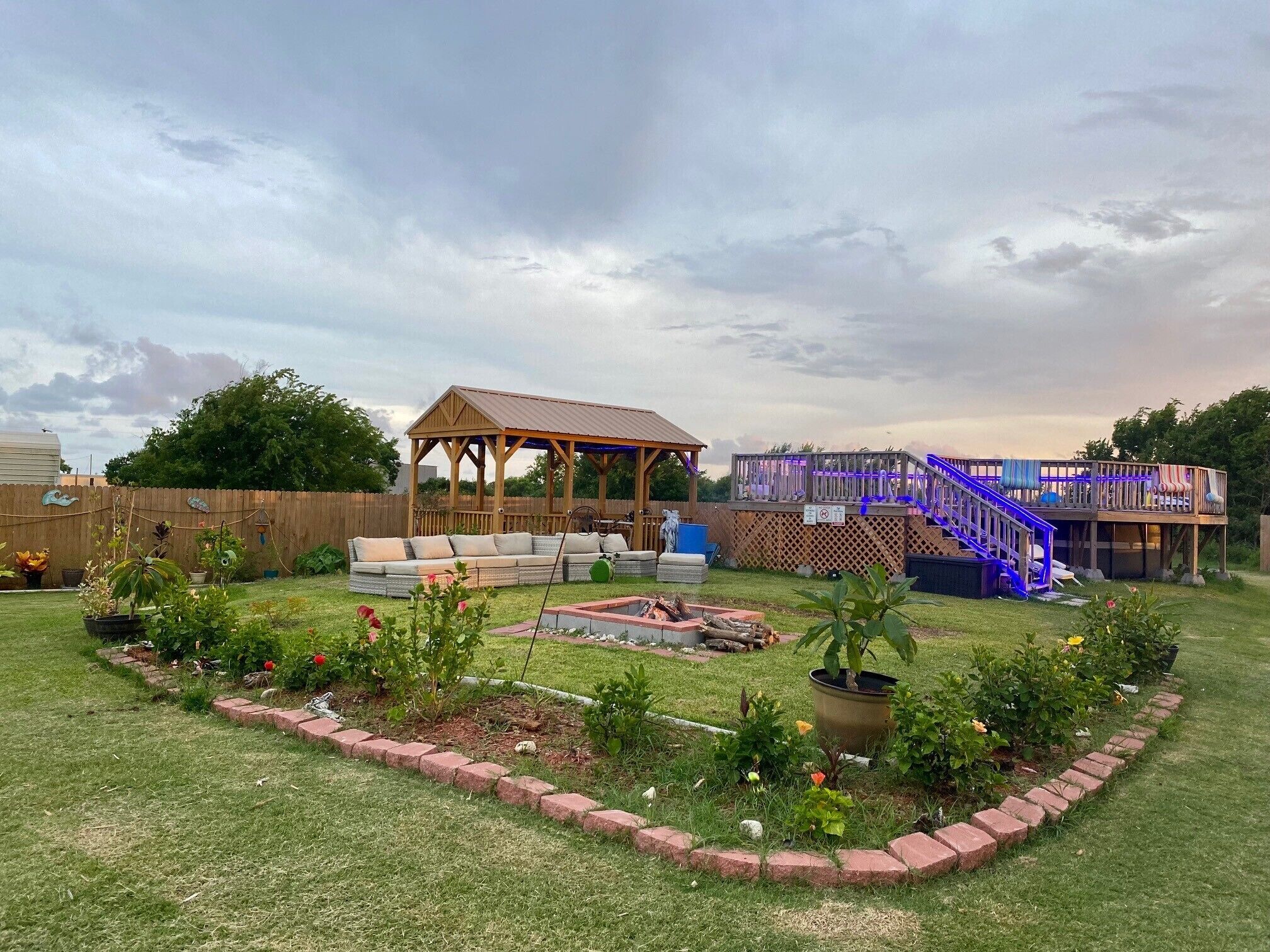 Mini resort with peaceful property includes pool and fun. Fishin Mission !