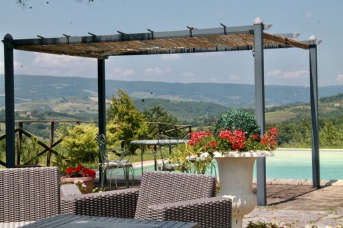 Maison privée et piscine privée avec vues panoramiques à 360 degrés sur l'Ombrie et la Toscane