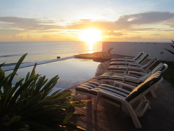 Outdoor pool - Breathtaking 7 Bedroom Villa on the Ocean with a Infinity Private Pool (Isla Mujeres)