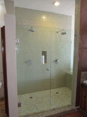 Douche, séchoir à cheveux, serviettes fournies, papier de toilette