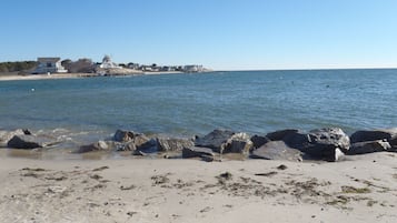 Nära stranden och solstolar