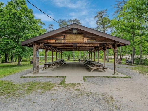 Blue Badger Cottage-wifi, screen porch, fire pit, game room, king bed, fireplace