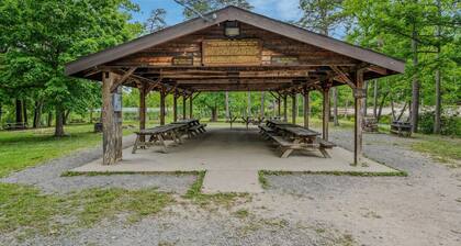 Blue Badger Cottage-wifi, screen porch, fire pit, game room, king bed, fireplace
