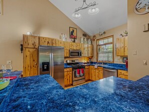 Een koelkast, een microgolfoven, een oven, een kookplaat