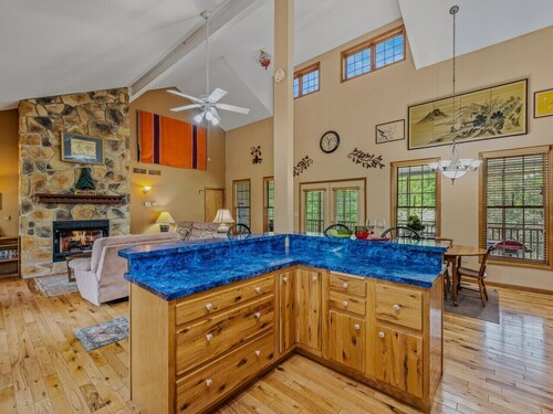 Blue Badger Cottage-wifi, screen porch, fire pit, game room, king bed, fireplace