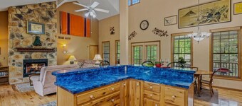 Blue Badger Cottage-wifi, screen porch, fire pit, game room, king bed, fireplace