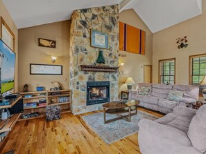 تلفزيون، مدفأة، كرة قدم الطاولة