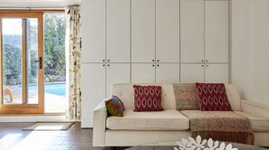 TV, fireplace - Peaceful Urban Oasis in Award Winning Garden (Los Angeles)