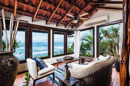 Coco Flotante, Beachfront 4BR Villa w/ Pool & best ocean view