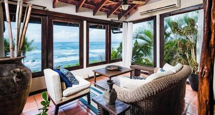 Privé villa de bord de mer avec une belle plage, couchers de soleil spectaculaires