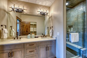 Articles de toilette gratuits, sèche-cheveux, serviettes fournies