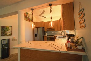 冷蔵庫、電子レンジ、オーブン、コンロ