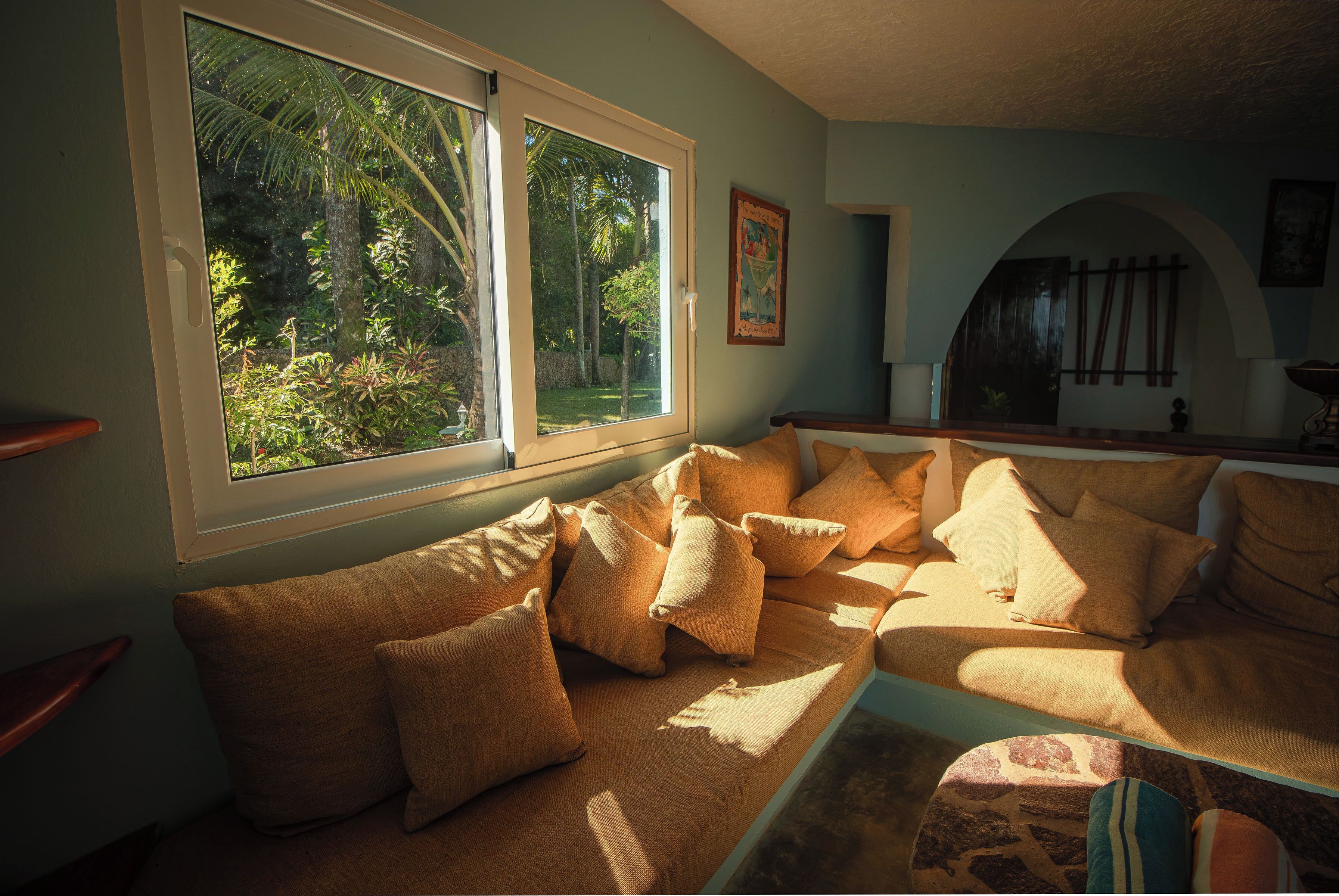 Smart TV, reproductor de DVD, libros y biblioteca musical 