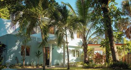 The SeaDog Inn-Spectacular Oceanfront Villa