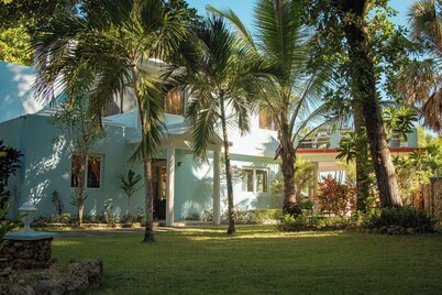 The SeaDog Inn-Spectacular Oceanfront Villa