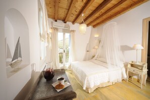 4 chambres, coffres-forts dans les chambres, fer et planche à repasser