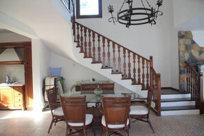 Villa, vista al mar | Servicio a la habitación