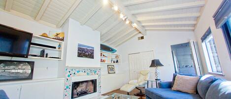 Televisie, een open haard, een dvd-speler en boeken